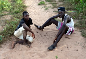 2 jongens spelen spelletje in het dorp