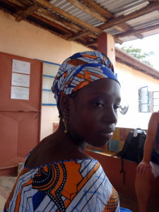 vrouw bij de kliniek met ceremoniele littekens in het gezicht (is mooi in de cultuur hier)