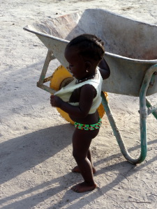 ndey-binta met een sieraad om haar heupen, zodat ze een dikke kont krijgt ls ze volwassen word