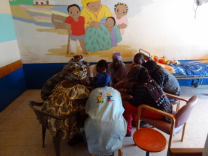 de verpleegsters aan het eten in de kliniek